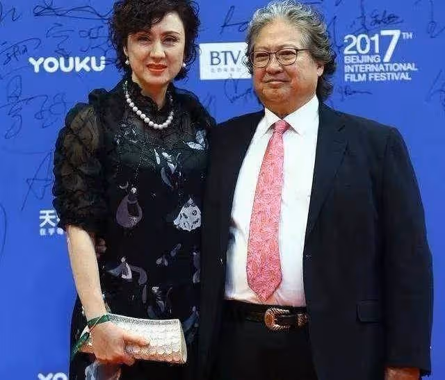 洪金寶現任妻子真是優雅,高麗虹近照曝光,穿蕾絲禮服裙真有港姐氣質,57歲依舊高貴,真讓人羨慕