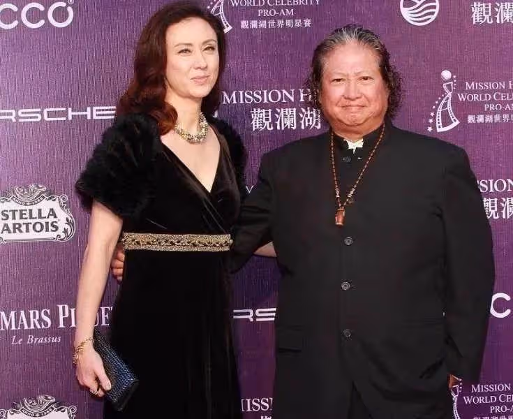 洪金寶現任妻子真是優雅,高麗虹近照曝光,穿蕾絲禮服裙真有港姐氣質,57歲依舊高貴,真讓人羨慕