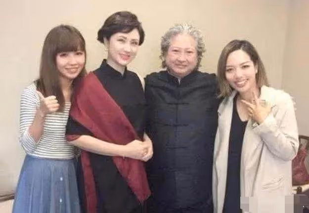 洪金寶現任妻子真是優雅,高麗虹近照曝光,穿蕾絲禮服裙真有港姐氣質,57歲依舊高貴,真讓人羨慕