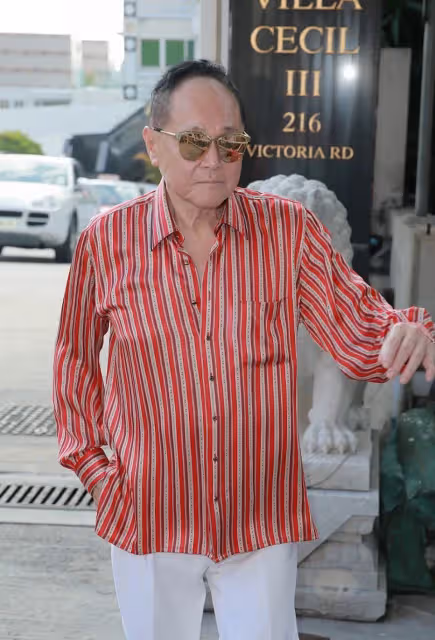 85歲富商趙世曾罕見外出,身邊又換新女伴,打扮依然時尚行走自如
