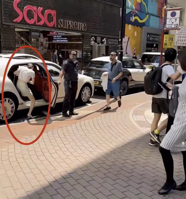85歲富商趙世曾罕見外出,身邊又換新女伴,打扮依然時尚行走自如