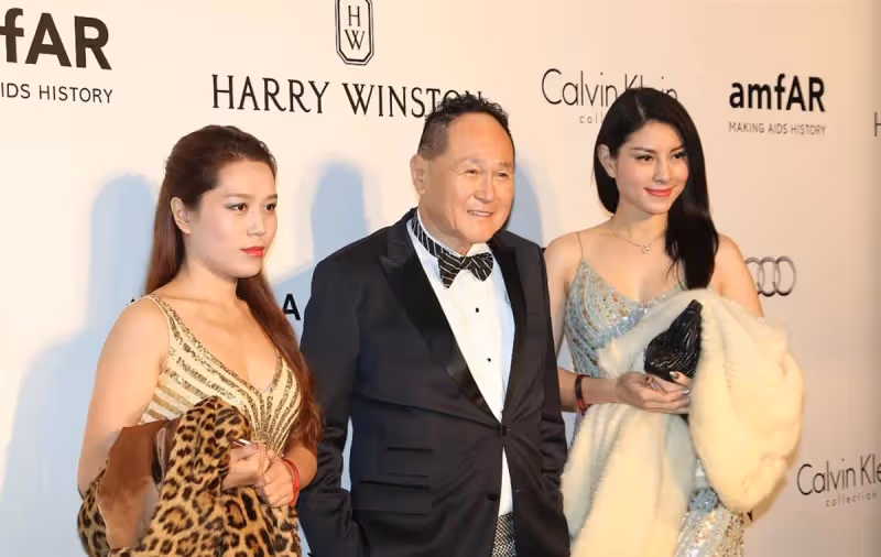 85歲富商趙世曾罕見外出,身邊又換新女伴,打扮依然時尚行走自如