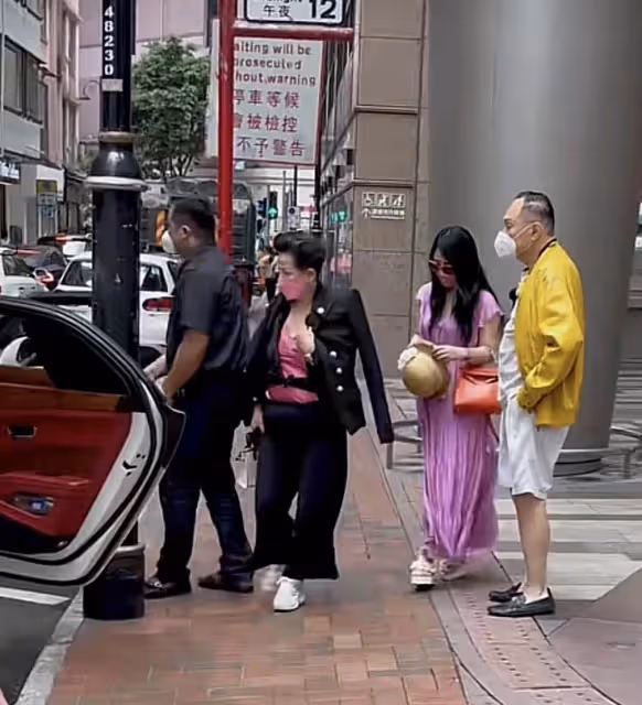 85歲富商趙世曾罕見外出,身邊又換新女伴,打扮依然時尚行走自如