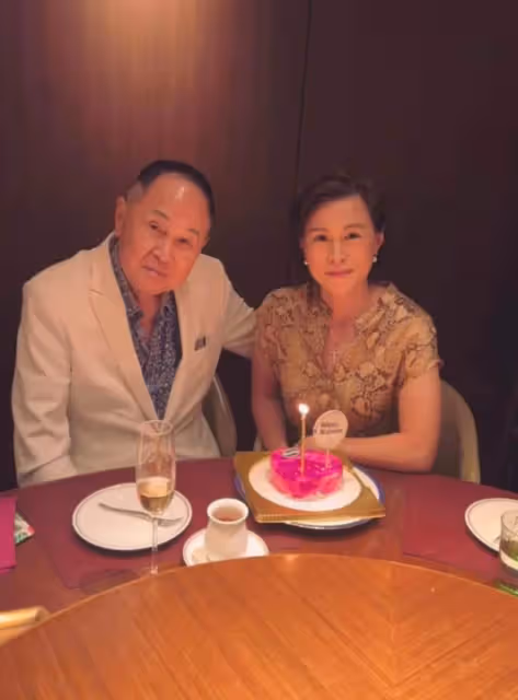 85歲富商趙世曾罕見外出,身邊又換新女伴,打扮依然時尚行走自如
