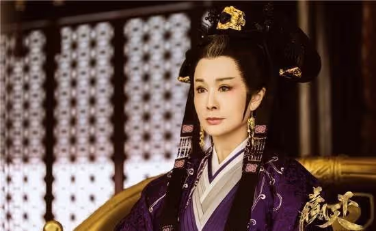 70歲「凍齡女神」潘迎紫再度紫復出拍戲,離開修圖身材絕佳,演「萬貴妃」惹全網誇讚:於正眼光太好了