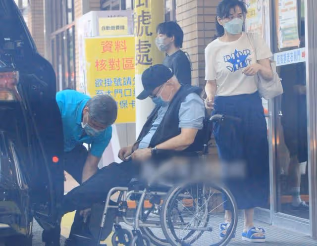 84歲富豪坐輪椅緊急就醫,王力宏57歲前岳母貼心陪伴,曾多次牽手