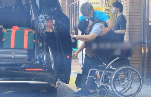 84歲富豪坐輪椅緊急就醫,王力宏57歲前岳母貼心陪伴,曾多次牽手