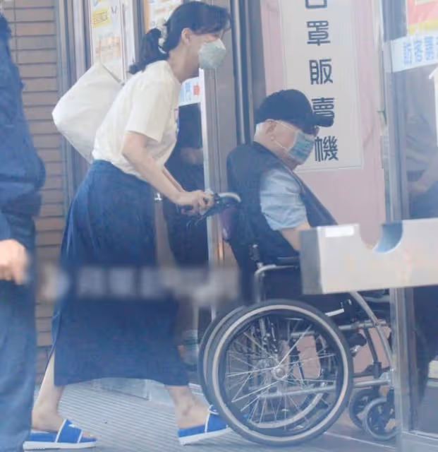 84歲富豪坐輪椅緊急就醫,王力宏57歲前岳母貼心陪伴,曾多次牽手