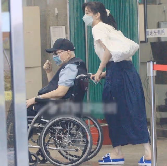 84歲富豪坐輪椅緊急就醫,王力宏57歲前岳母貼心陪伴,曾多次牽手
