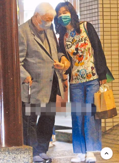 84歲富豪坐輪椅緊急就醫,王力宏57歲前岳母貼心陪伴,曾多次牽手