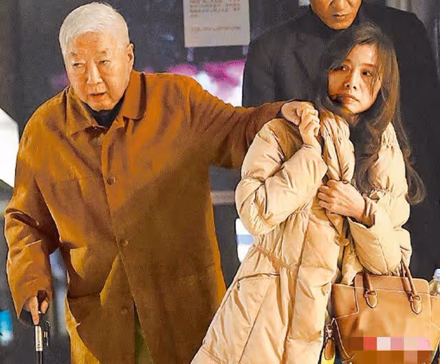 84歲富豪坐輪椅緊急就醫,王力宏57歲前岳母貼心陪伴,曾多次牽手