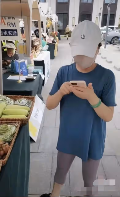 54歲任靜素顏逛路邊菜攤,不洗直接吃,加男性聯繫方式付笛生吃醋