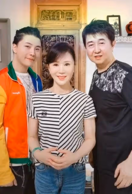54歲任靜素顏逛路邊菜攤,不洗直接吃,加男性聯繫方式付笛生吃醋