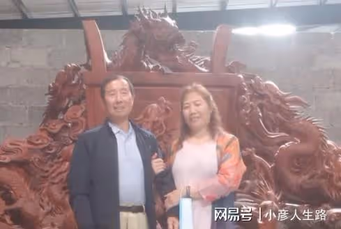 余秀華繼母跟帥哥合拍,余爸稱其想帥哥想瘋了,網友:家風淵源