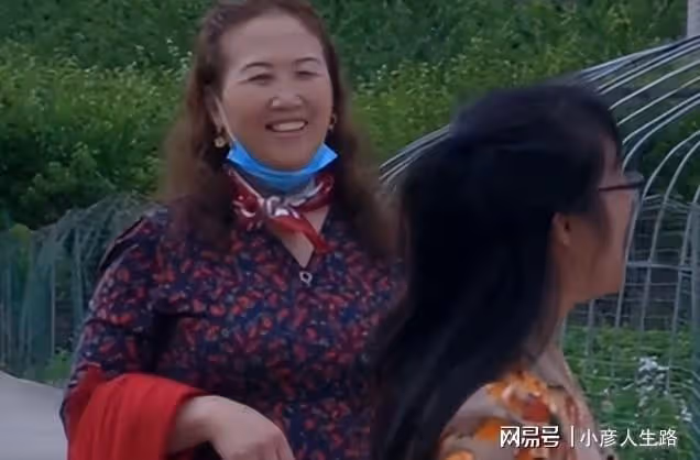 余秀華繼母跟帥哥合拍,余爸稱其想帥哥想瘋了,網友:家風淵源