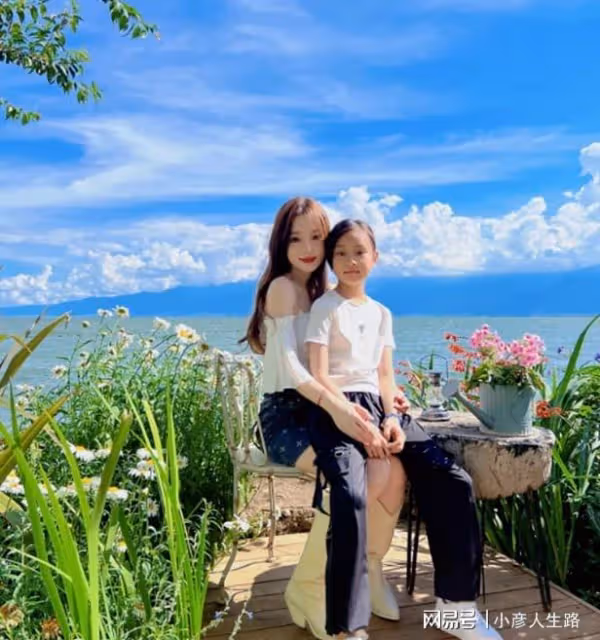 賈乃亮帶甜馨外出，前者不給孩子防曬，父女倆膚色一模一樣！