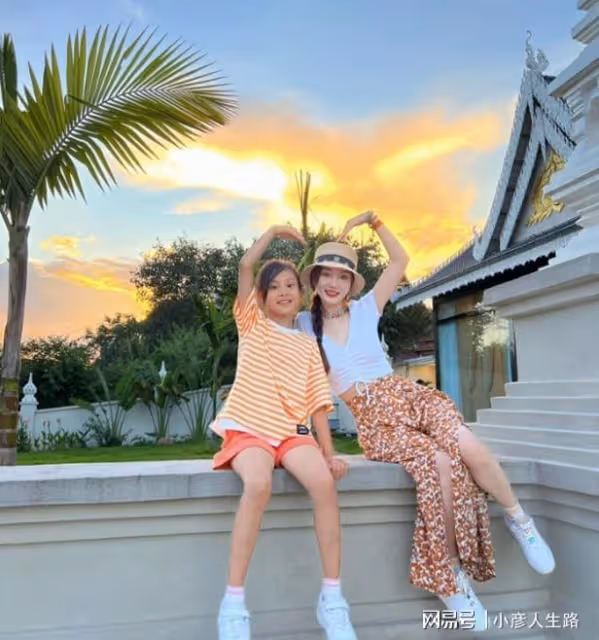賈乃亮帶甜馨外出，前者不給孩子防曬，父女倆膚色一模一樣！