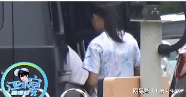 賈乃亮帶甜馨外出，前者不給孩子防曬，父女倆膚色一模一樣！