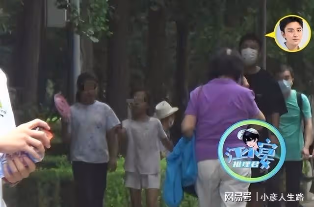 賈乃亮帶甜馨外出，前者不給孩子防曬，父女倆膚色一模一樣！