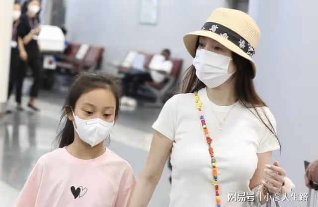 賈乃亮帶甜馨外出,前者不給孩子防曬,父女倆膚色一模一樣!