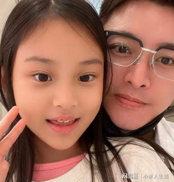 賈乃亮帶甜馨外出,前者不給孩子防曬,父女倆膚色一模一樣!