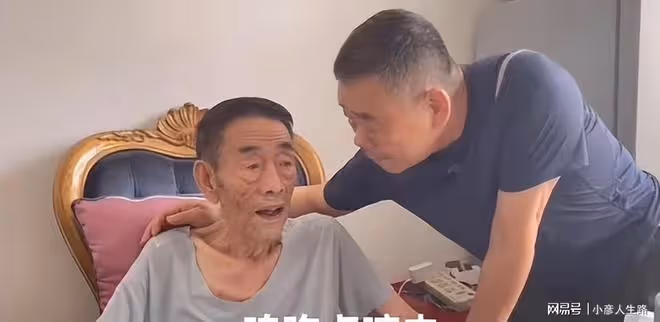 90歲楊少華近況曝光,瘦骨嶙峋太蒼老,與兒子一同享受天倫之樂