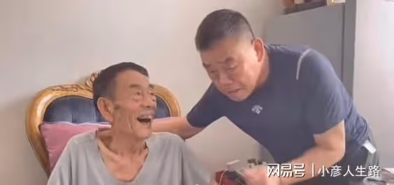 90歲楊少華近況曝光,瘦骨嶙峋太蒼老,與兒子一同享受天倫之樂