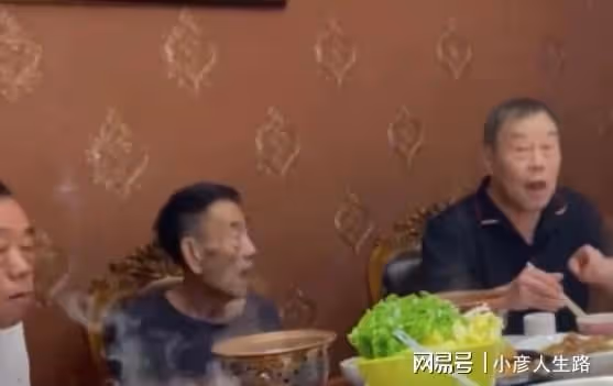 90歲楊少華近況曝光,瘦骨嶙峋太蒼老,與兒子一同享受天倫之樂