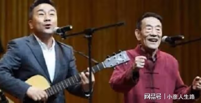 90歲楊少華近況曝光,瘦骨嶙峋太蒼老,與兒子一同享受天倫之樂