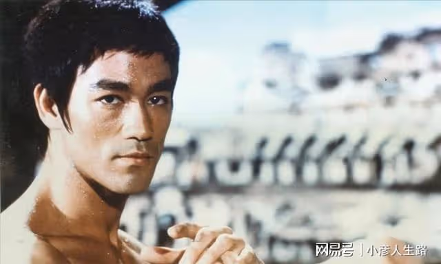 李小龍離世49年,遺孀攜三婚老公露面,77歲氣質出眾