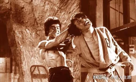 李小龍離世49年,遺孀攜三婚老公露面,77歲氣質出眾