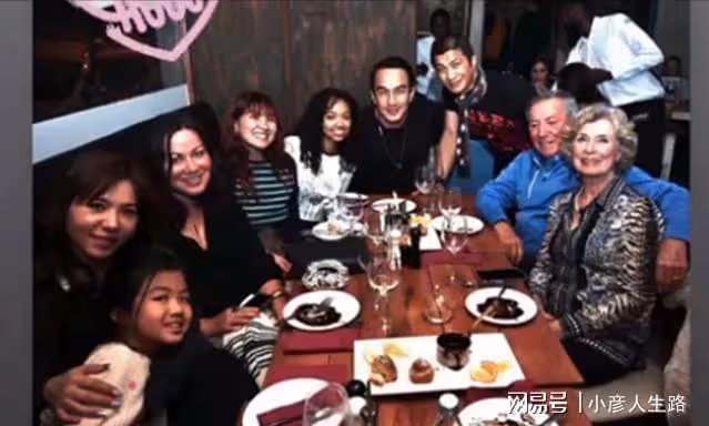 李小龍離世49年,遺孀攜三婚老公露面,77歲氣質出眾