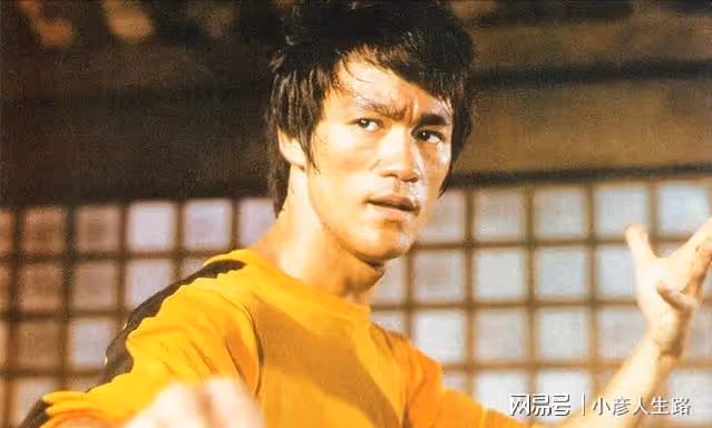 李小龍離世49年,遺孀攜三婚老公露面,77歲氣質出眾
