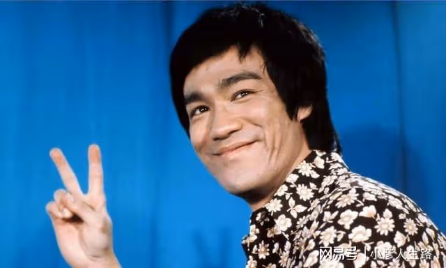 李小龍離世49年,遺孀攜三婚老公露面,77歲氣質出眾
