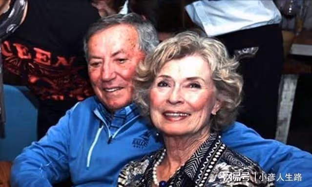 李小龍離世49年,遺孀攜三婚老公露面,77歲氣質出眾
