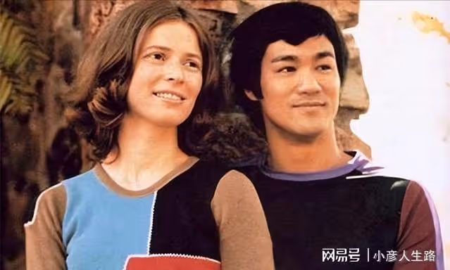 李小龍離世49年,遺孀攜三婚老公露面,77歲氣質出眾