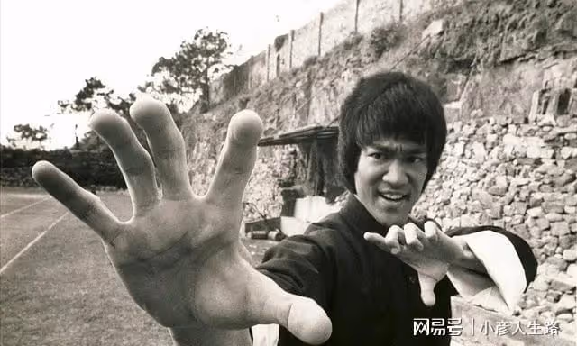 李小龍離世49年,遺孀攜三婚老公露面,77歲氣質出眾