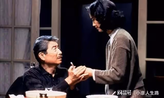 家庭呈現的表達方式,涉及到哪些結構敘事,進而烘托傳統文化氛圍