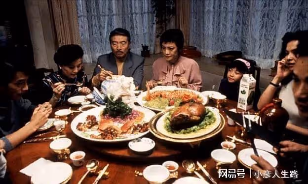 家庭呈現的表達方式,涉及到哪些結構敘事,進而烘托傳統文化氛圍