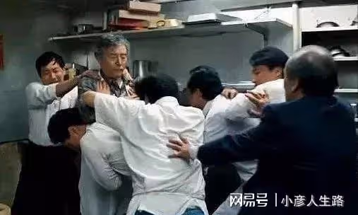 家庭呈現的表達方式,涉及到哪些結構敘事,進而烘托傳統文化氛圍
