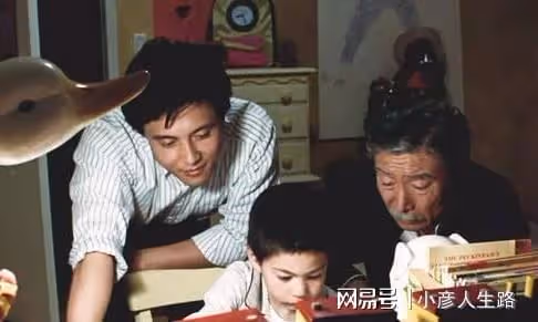 家庭呈現的表達方式,涉及到哪些結構敘事,進而烘托傳統文化氛圍