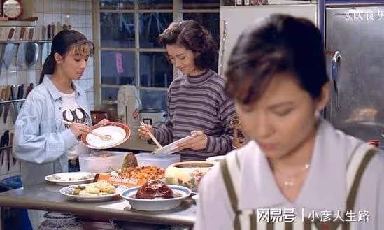 家庭呈現的表達方式,涉及到哪些結構敘事,進而烘托傳統文化氛圍