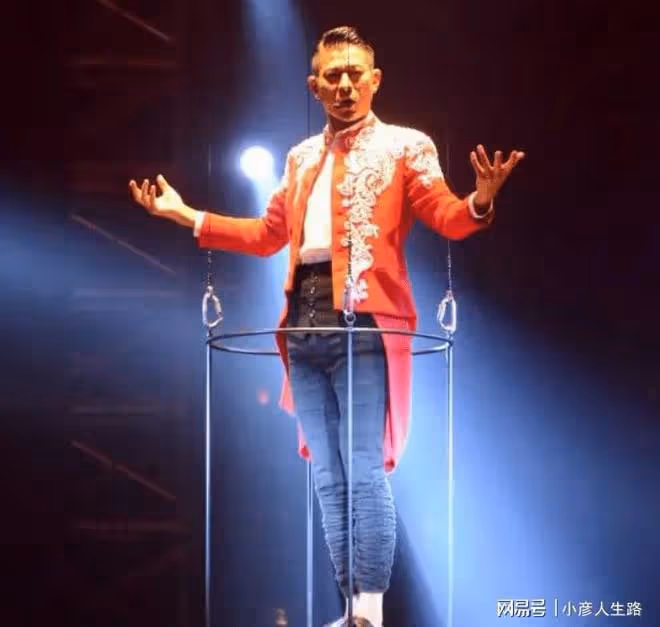 演唱會巨屏天降砸中演員,傷者已進ICU,陳奕迅等超10位明星祈福