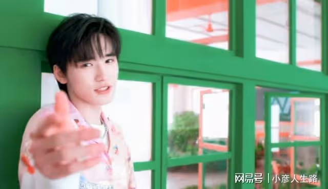 時代少年團《絕配》MV,宋亞軒清爽造型太甜,養成系兄弟「絕配」
