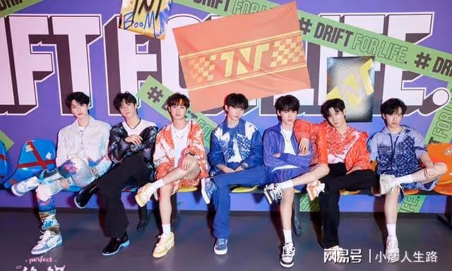 時代少年團《絕配》MV,宋亞軒清爽造型太甜,養成系兄弟「絕配」