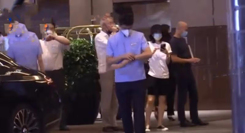 43歲章子怡深夜聚會,寬鬆上衣難掩小腹微凸