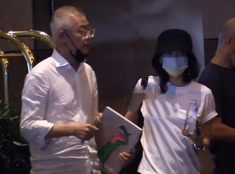 43歲章子怡深夜聚會,寬鬆上衣難掩小腹微凸