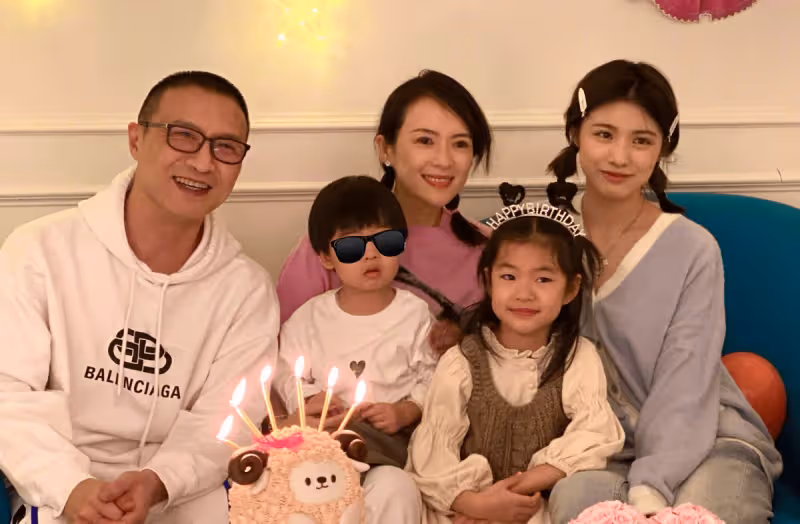 43歲章子怡深夜聚會,寬鬆上衣難掩小腹微凸