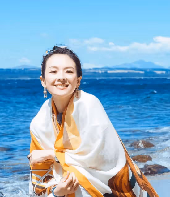 43歲章子怡深夜聚會,寬鬆上衣難掩小腹微凸