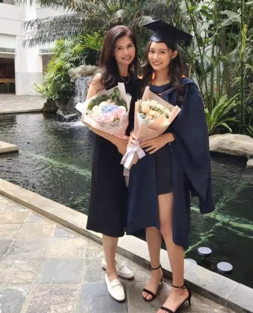 恭喜!歐瑞偉23歲女兒大學畢業,被讚美貌出眾,老爸卻說她長得丑